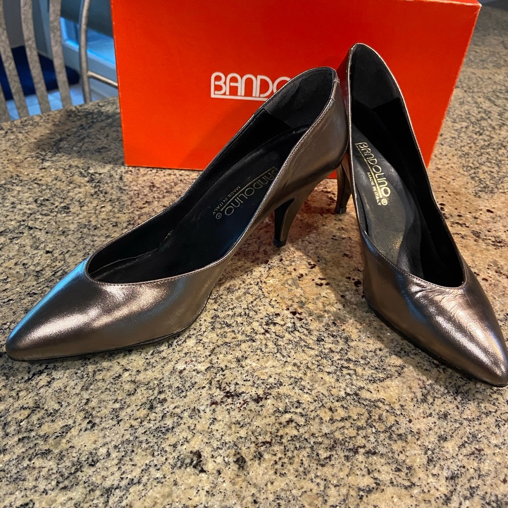 New Bandolino Pewter Heels Size 9
